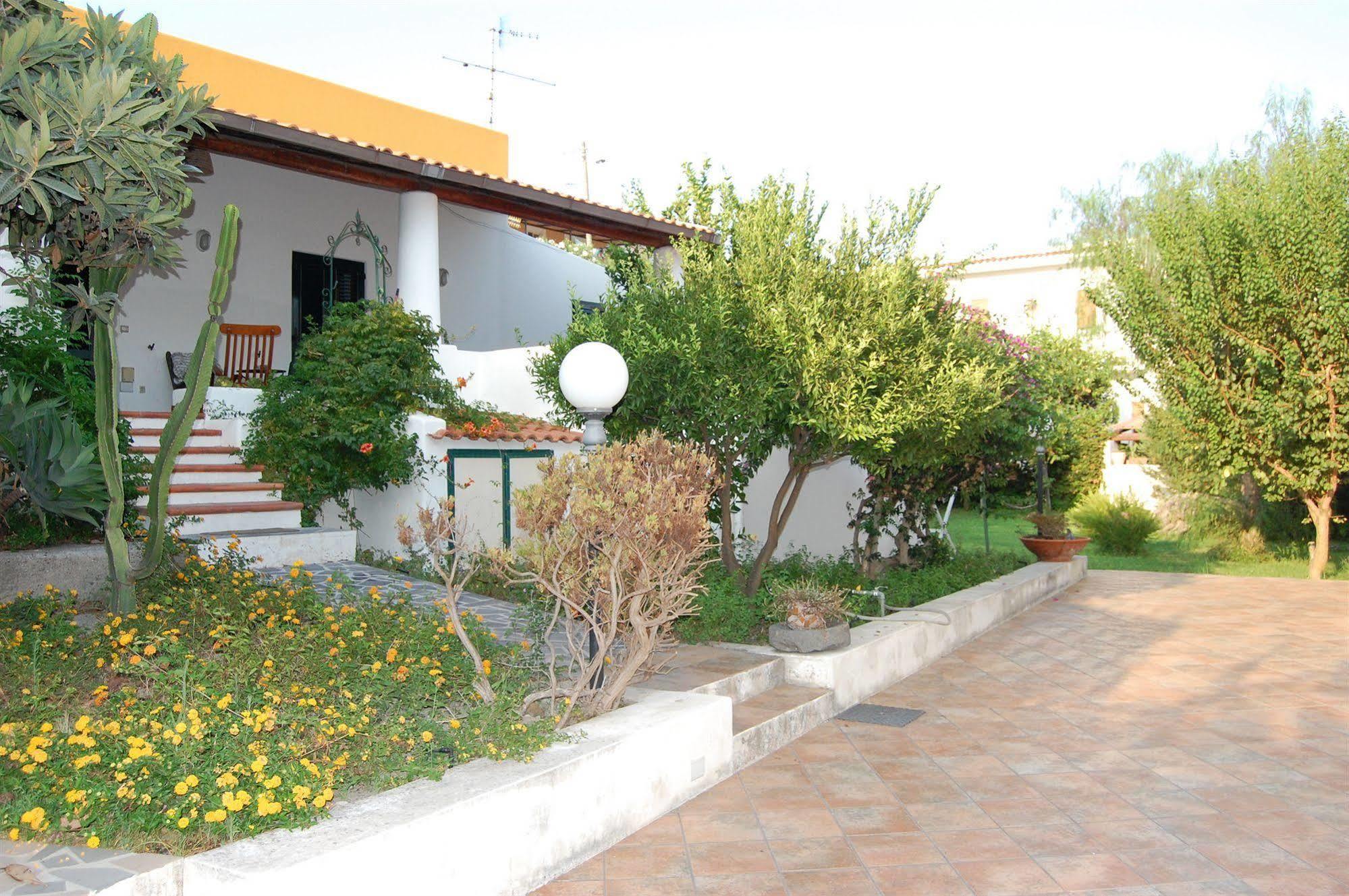Residence Hotel Baia Portinenti Lipari  Bagian luar foto